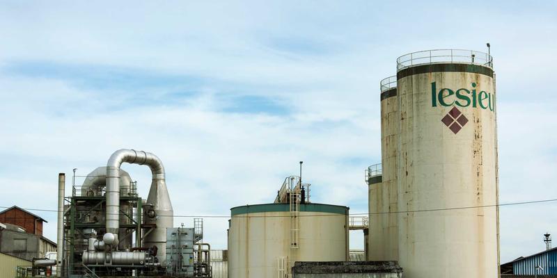 创意家具如何重塑商业空间：定制爱板凳提升咖啡馆与书店的生活美学与顾客黏性