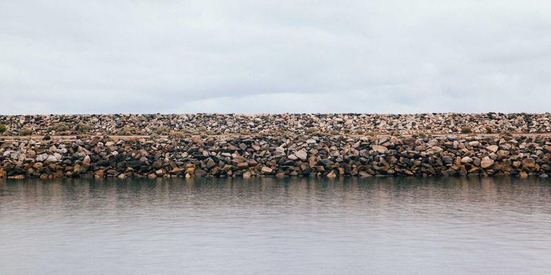 小户型扩容术：现代家具设计中爱板凳的隐藏式设计与空间折叠妙用