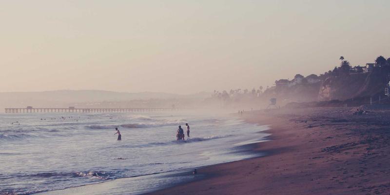 户外爱板凳材质革命：防腐木、回收塑料与铝合金的耐久性终极选择指南