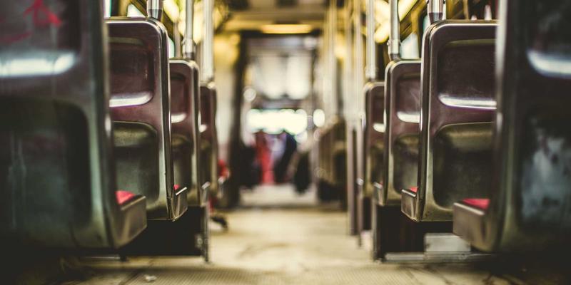 爱板凳83：现代家具设计中的极简主义宣言