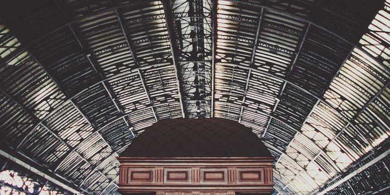 现代家具与生活美学的庭院交响：户外防腐木长凳的选材与布置艺术