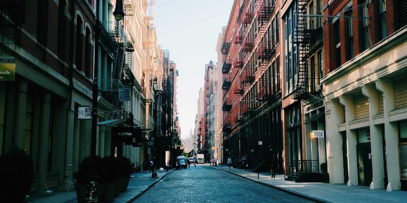 现代家具中的北欧之光：爱板凳的极简设计理念如何重塑家居生活