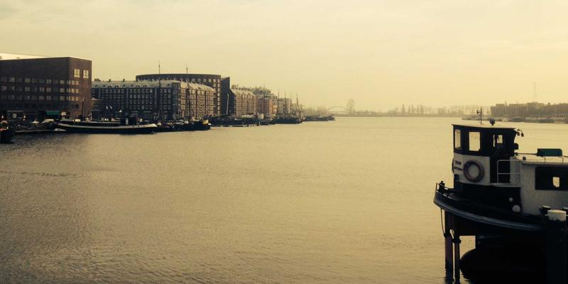 现代家具色彩心理学：爱板凳如何用创意色调重塑家居氛围与情绪